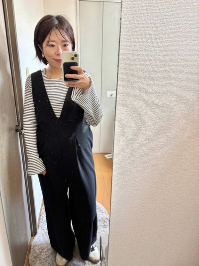 サロペットの女性