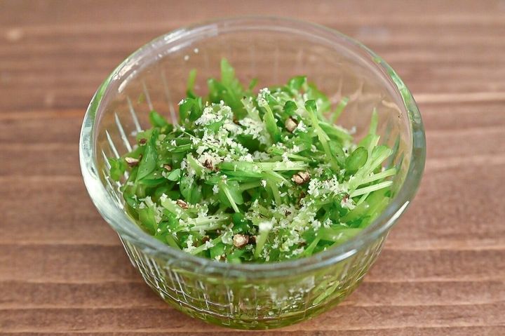 ガラス容器に入った豆苗サラダ