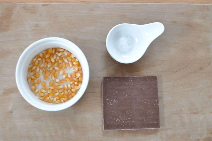 チョコポップコーンの材料を並べた様子