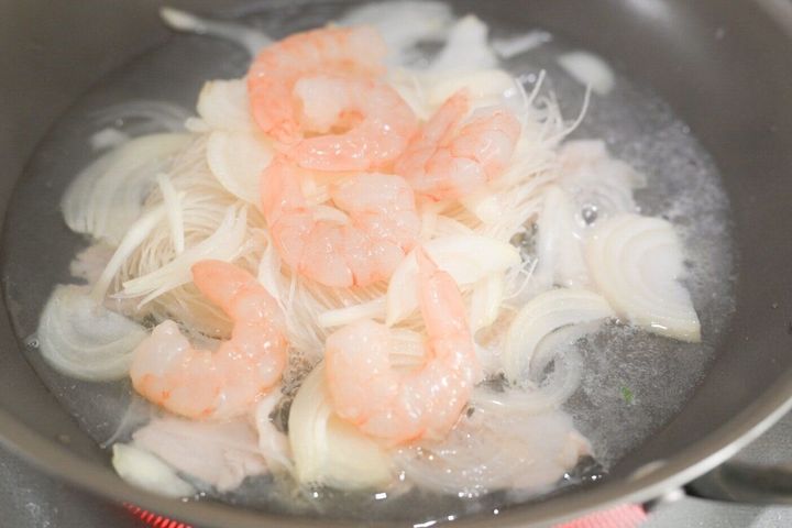 調理中のビーフン
