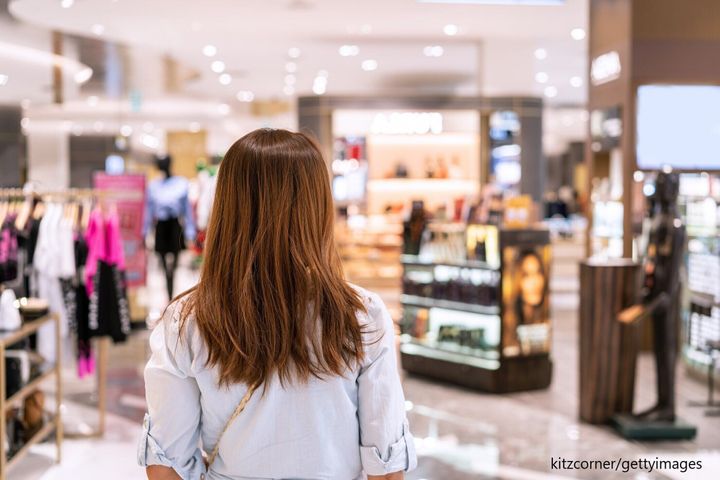 店を見る女性