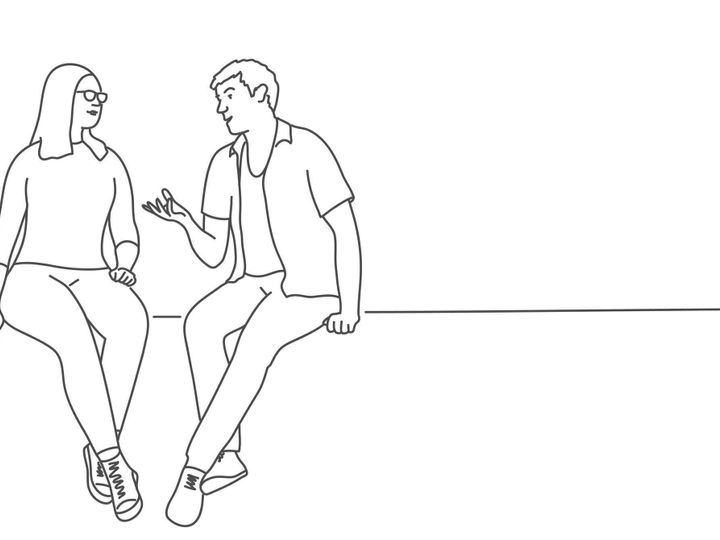 一緒に座っている女性と男が話しています。