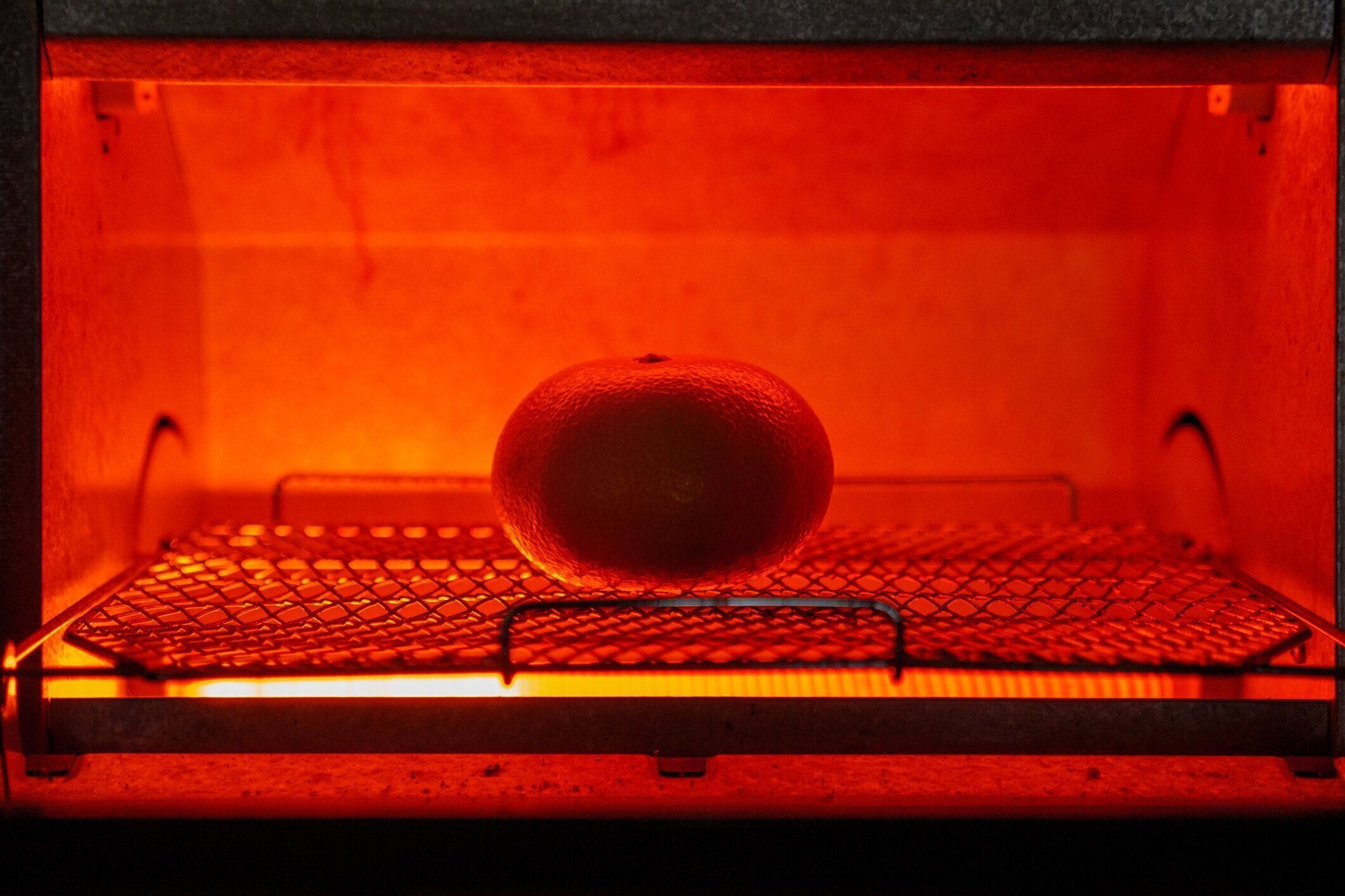 オーブントースターでオレンジを加熱し、オレンジを焼きます。