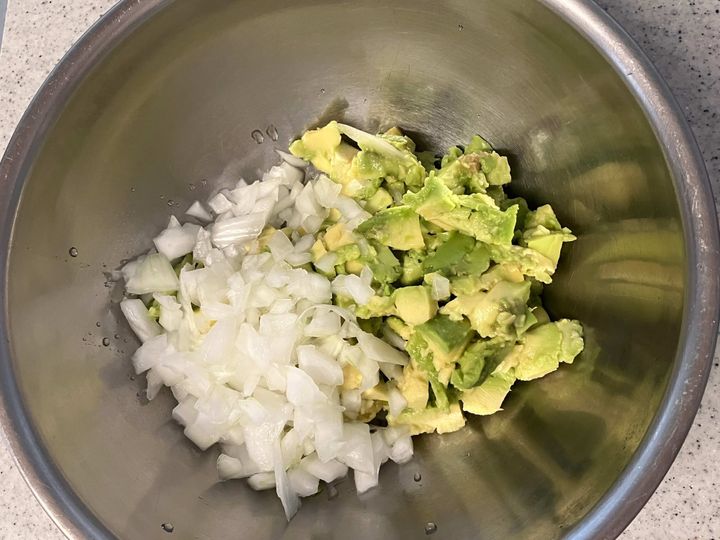 タマネギとマヨネーズと塩コショウを入れて混ぜる