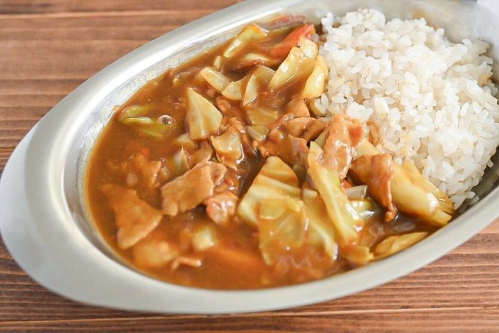 皿に盛られた豚バラカレー