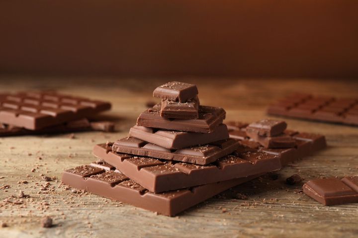 木のテーブルの上のおいしいチョコレートのかけらとパン粉