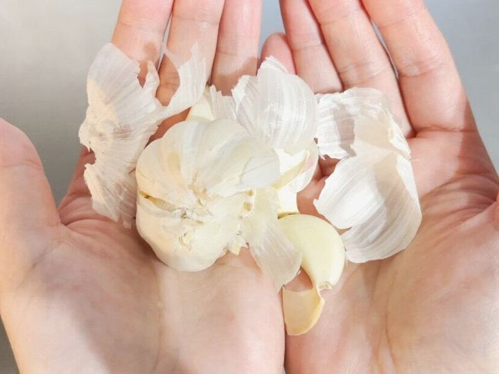 にんにくの皮が散らかっている