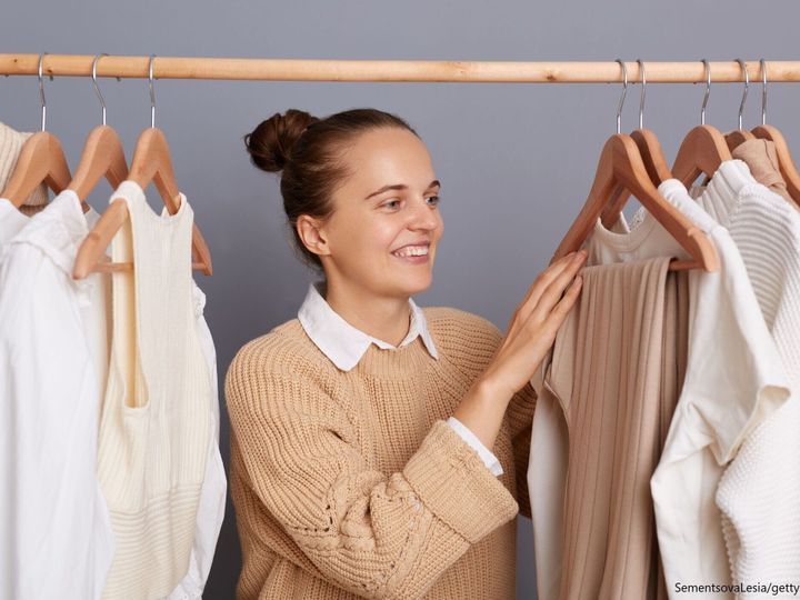 服を選ぶ女性