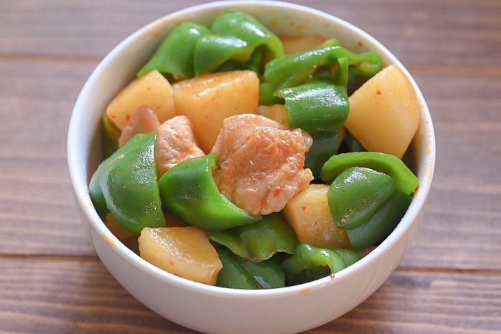 白い皿に盛られた大皿鶏