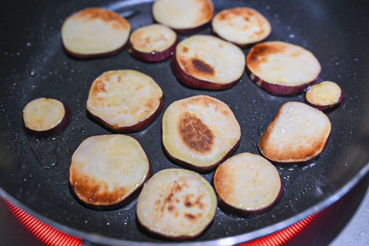 フライパンに入ったさつまいも