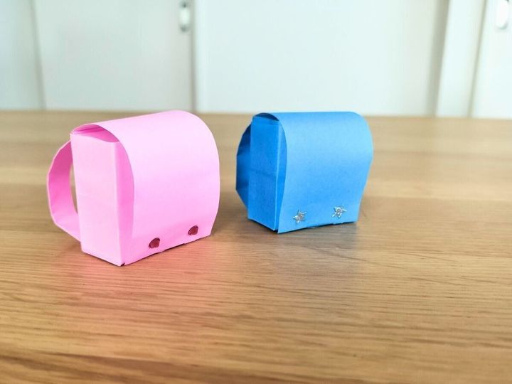 折り紙で作ったピンクと水色のランドセル