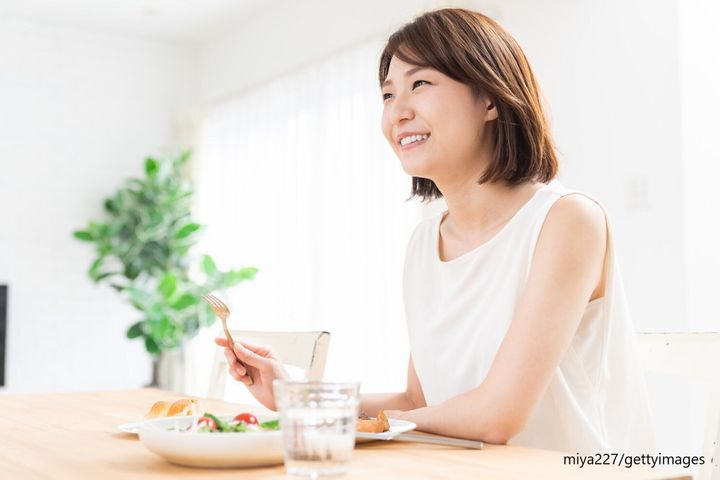 食事をする女性