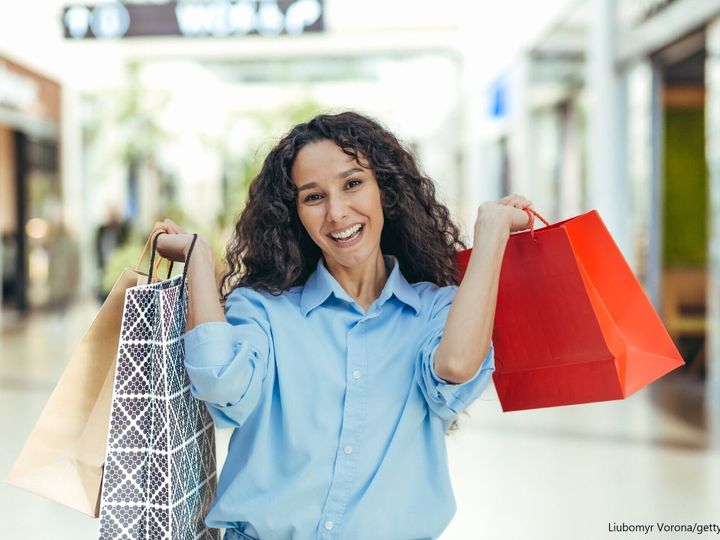 買い物袋を持った女性