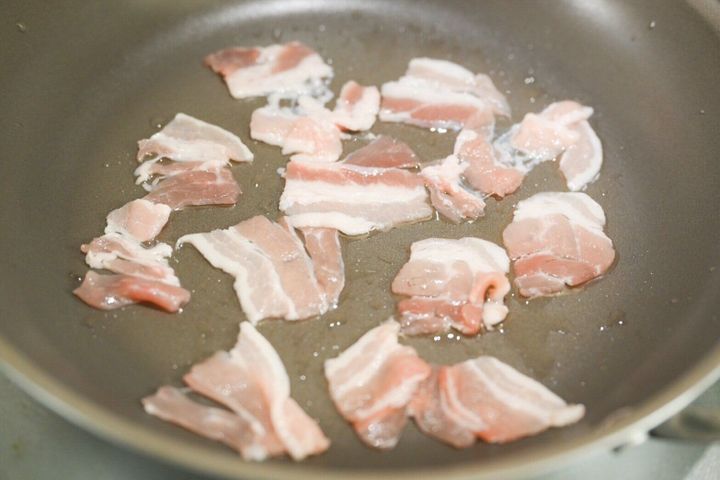 フライパンに広げ入れた豚肉