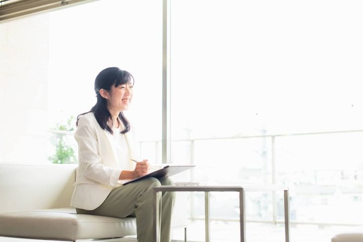 家計管理のアドバイスをしている様子