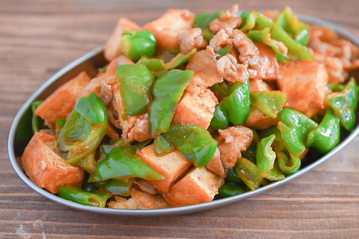 皿に盛られたピーマンと厚揚げのトムヤム炒め