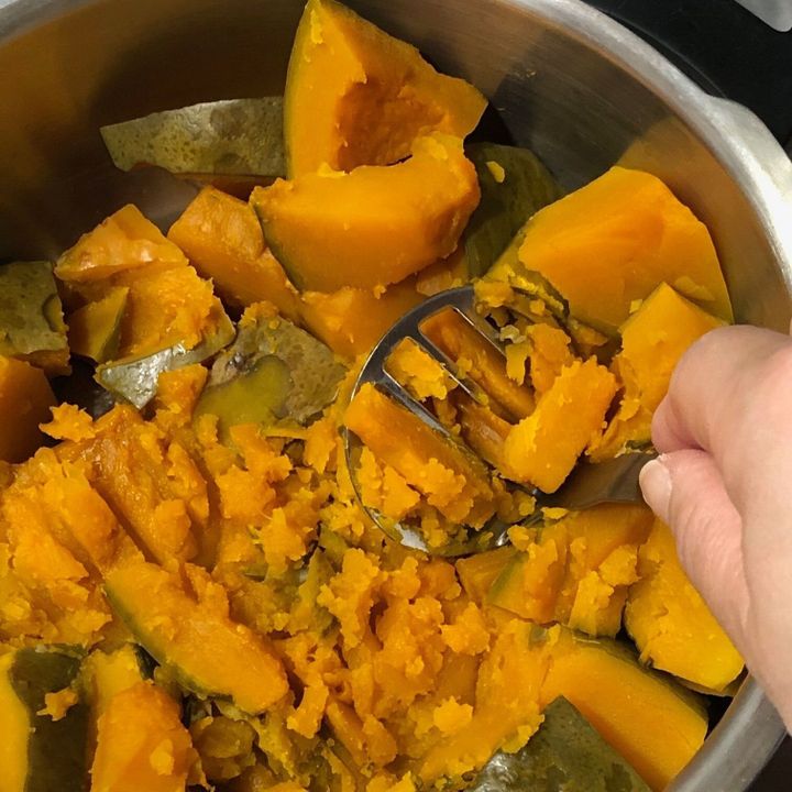 茹でたかぼちゃをつぶす