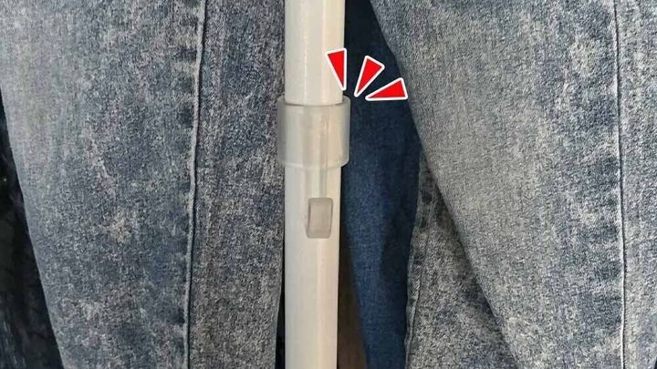 パチッとはめるだけポール用フックが設置された洋服ラック