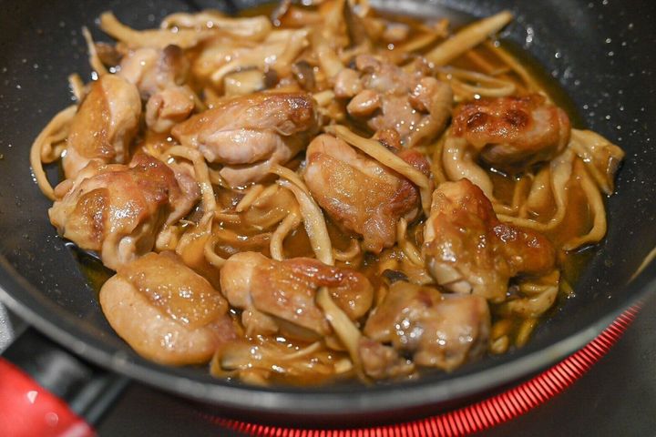 フライパンの中の三杯鶏(サンペイジー)