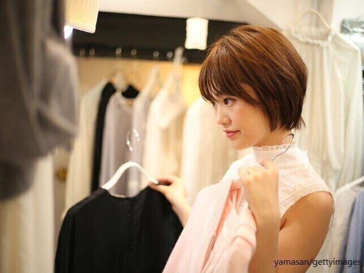 服を選ぶ女性