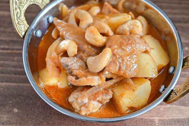 シルバーの皿に盛られたマッサマンカレー