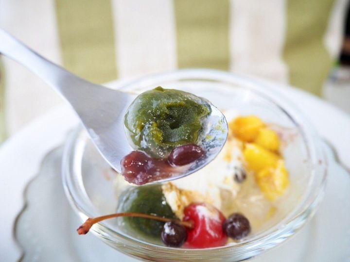 シャトレーゼ「宇治抹茶くず玉クリームあんみつ」スプーンのせ写真