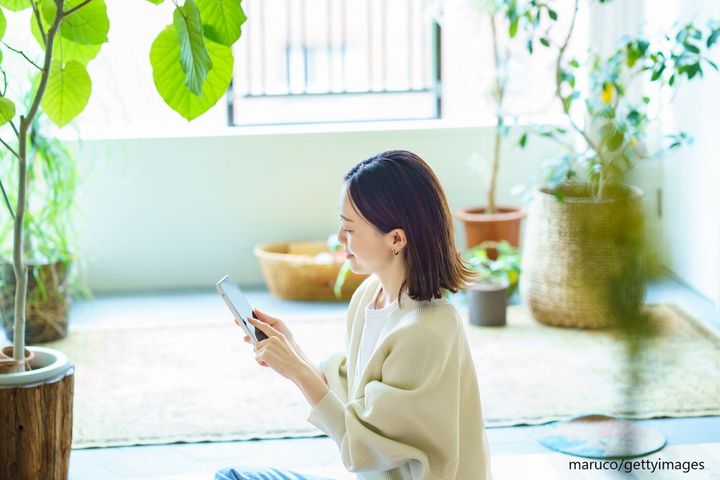 スマホを見る女性