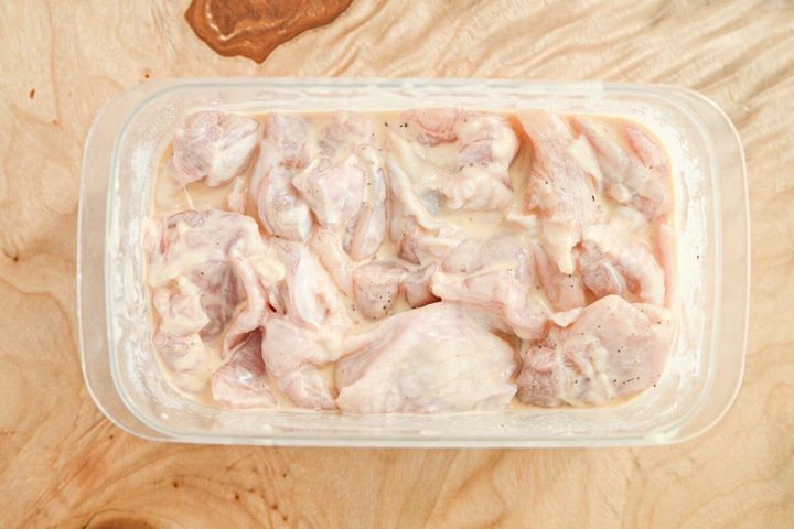 タッパー入った衣に浸した鶏もも肉