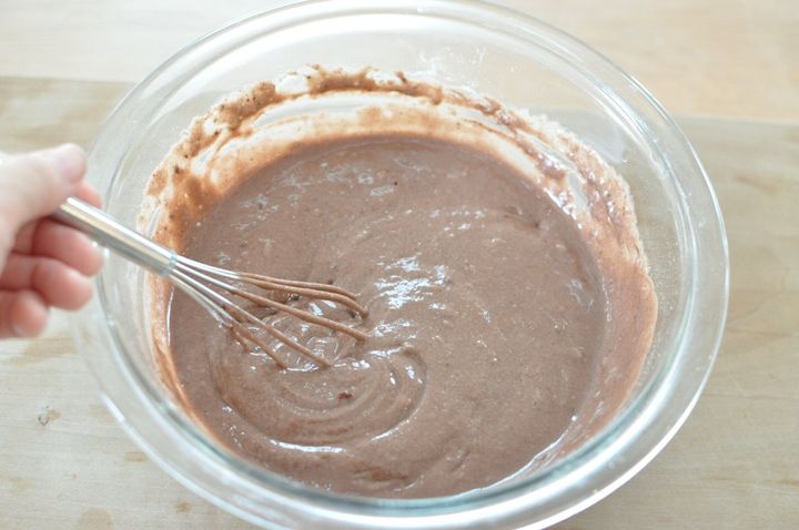 ボウルに入れた粉類と牛乳と卵を小さいホイッパーでよく混ぜ合わせた様子