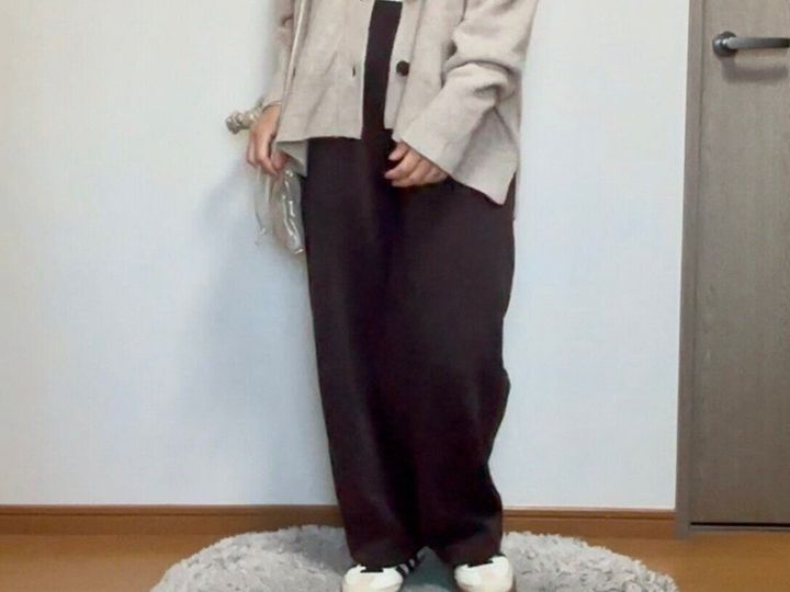ブラウンのスウェットワイドパンツ