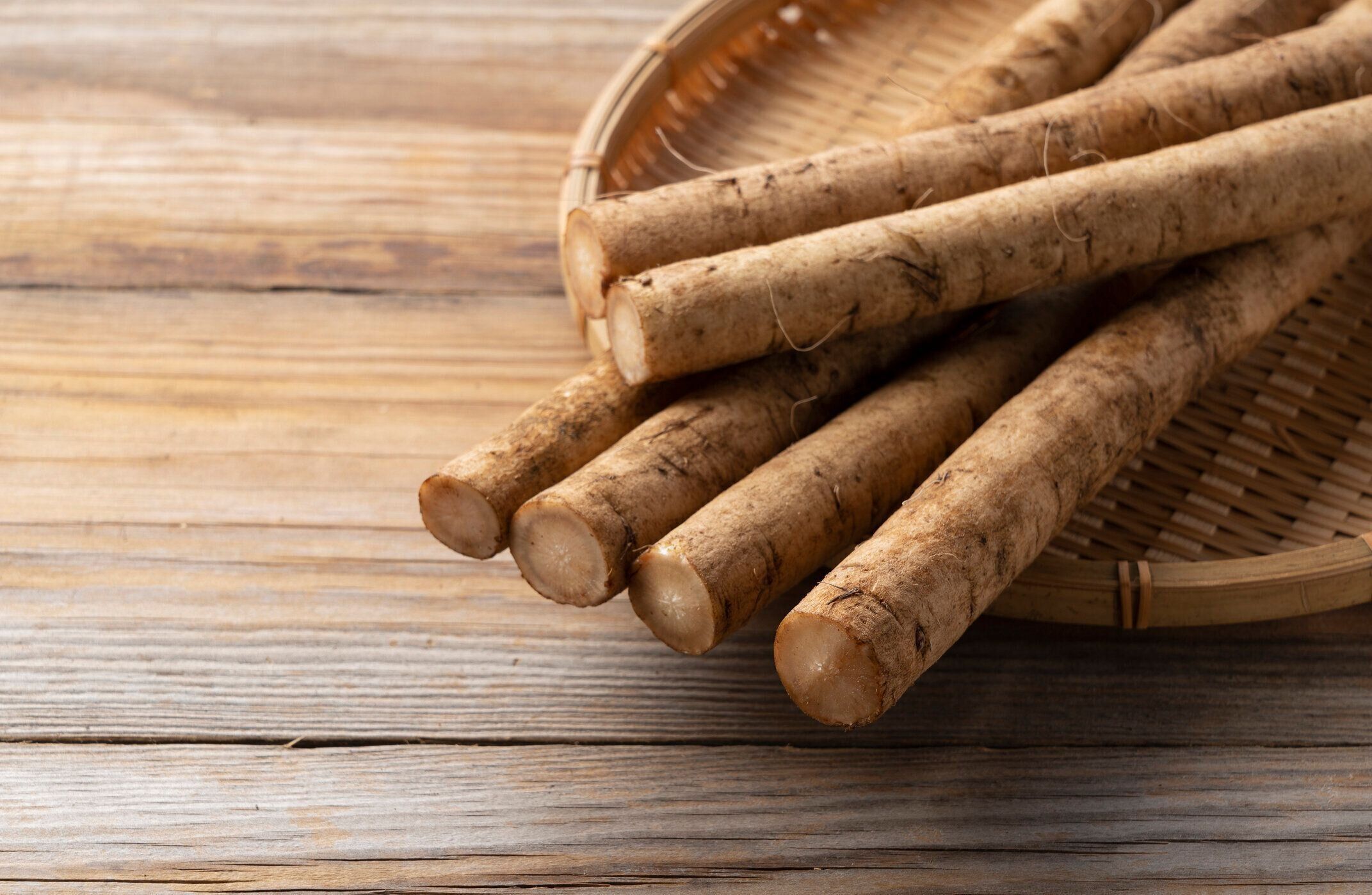 木製のボードの背景に配置されたおとぼ