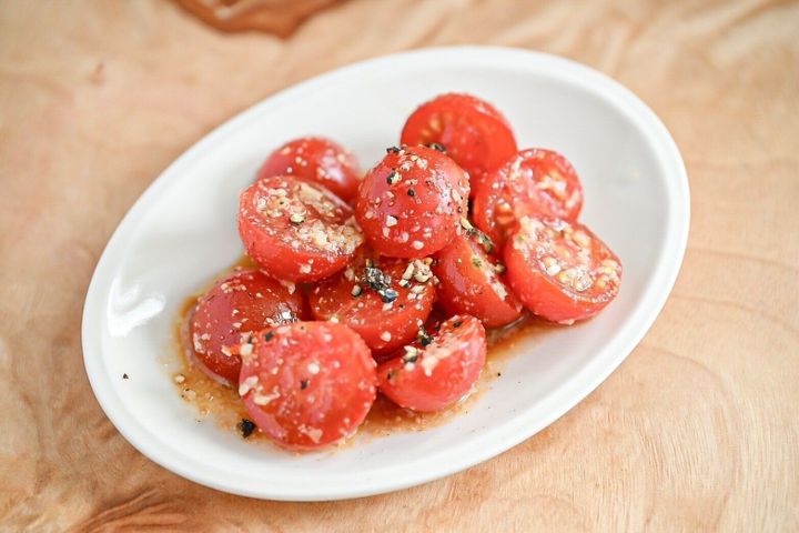 白い皿にのったミニトマトの粉チーズまみれ