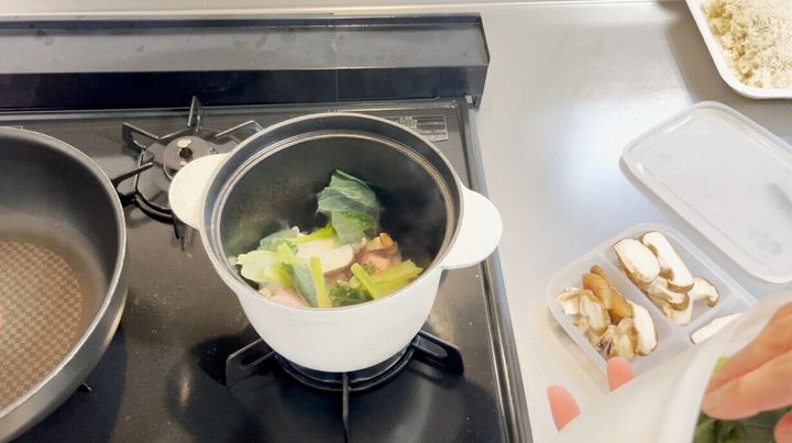 具材を炒める