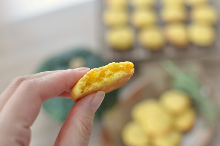 かぼちゃクッキーを半分に割り、切り口を見せている様子