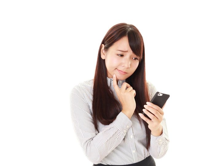 スマホを見る女性