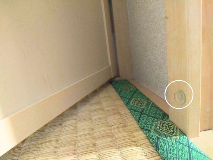 クッションゴムを貼った木枠の下部