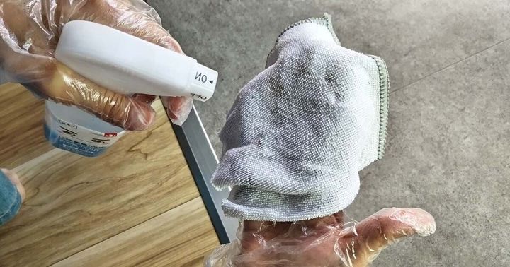 アルカリ電解水をマイクロファイバークロスに吹きかけている