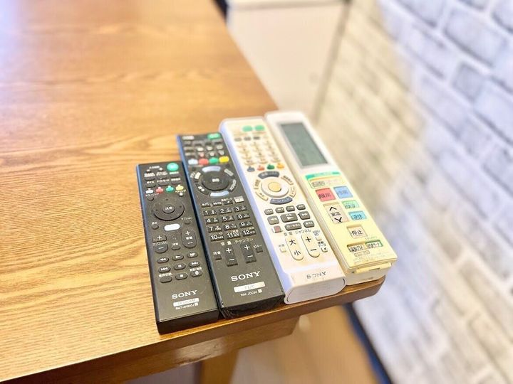 リモコンは揃えて置く