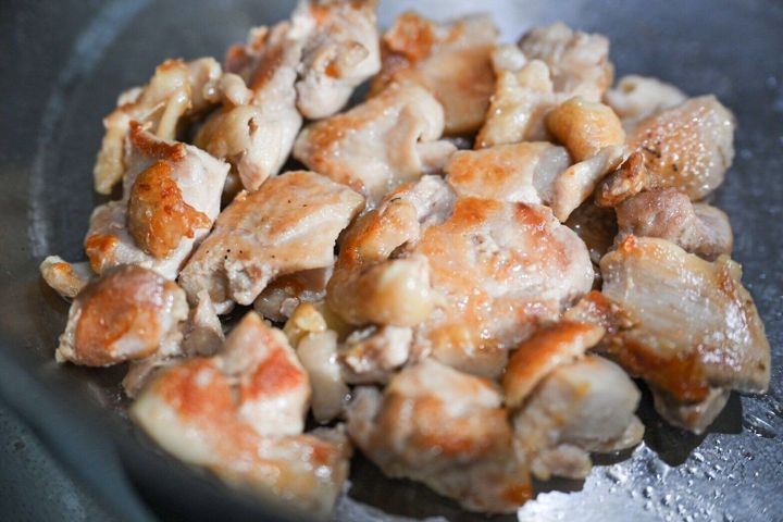 フライパンに入った鶏もも肉