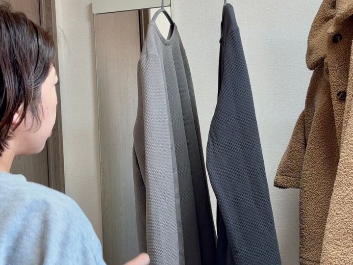 クローゼットを見ている女性