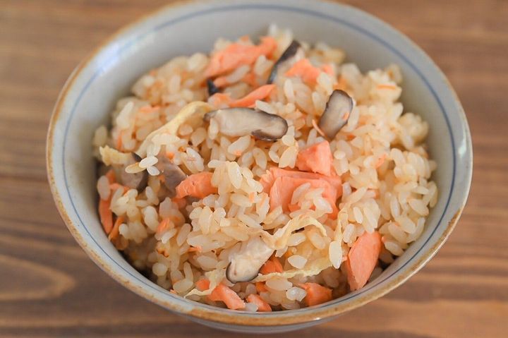 茶碗に盛られたしいたけと鮭の炊き込みごはん