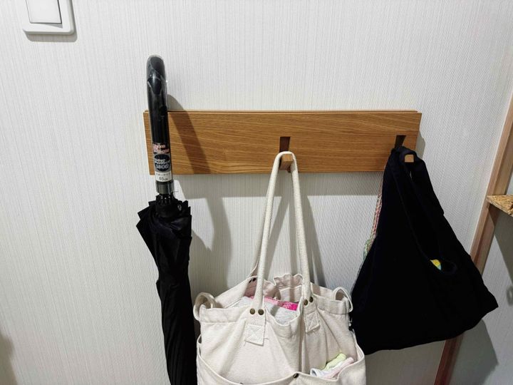 2.「壁に付けられる家具3連ハンガー」で小物を収納