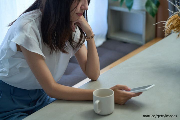 スマホばかり見る女性