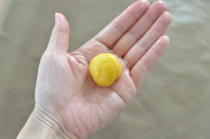 生地を丸めて手のひらにのせた様子
