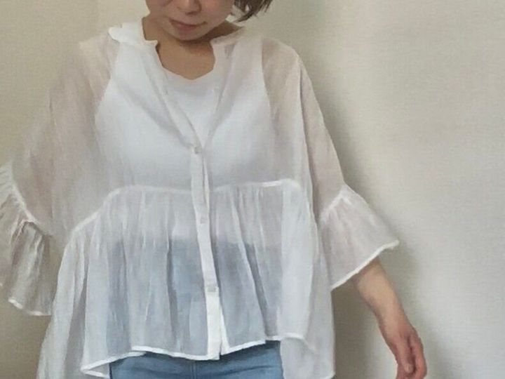白いブラウス