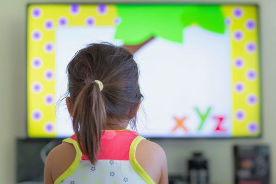 家でテレビを見ている子供たち。就学前教育。