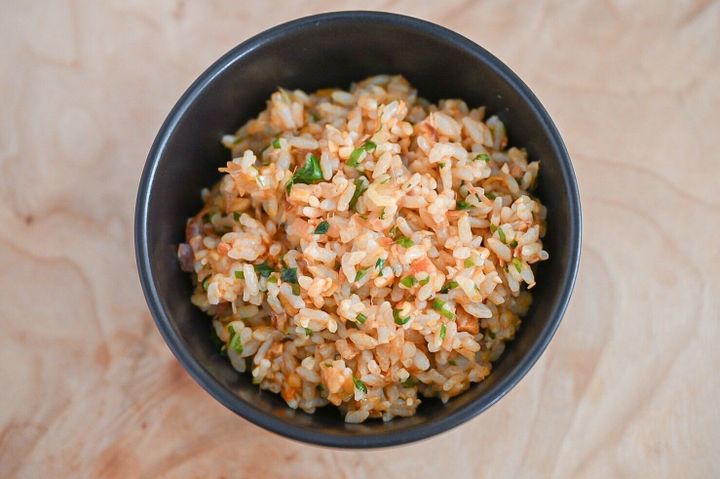 黒い器に入った鮭にんにく辣油混ぜごはん