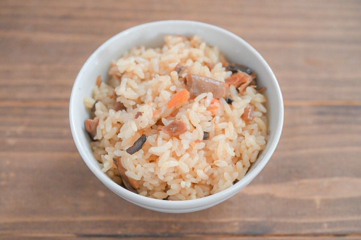 茶碗に盛られた炊き込みごはん