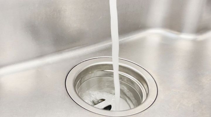 たっぷりの水で流す