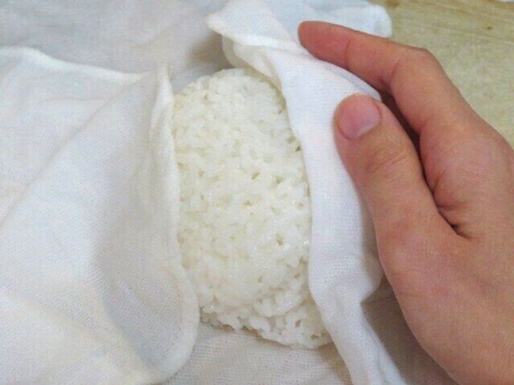 ぬらしたふきんで包む